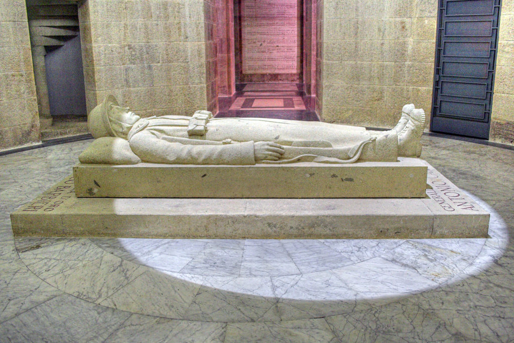 Il monumento del Fante morto nel quale sono conservate le spoglie delle M. O. gen. Antonio Cantore e ten. Francesco Barbieri. credit: clic per la pagina Wikipedia